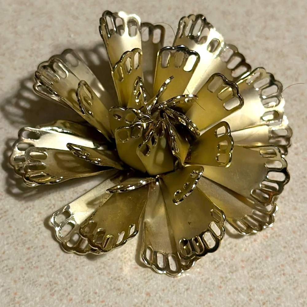 Vintage Coro gold tone 3D flower broach (695)